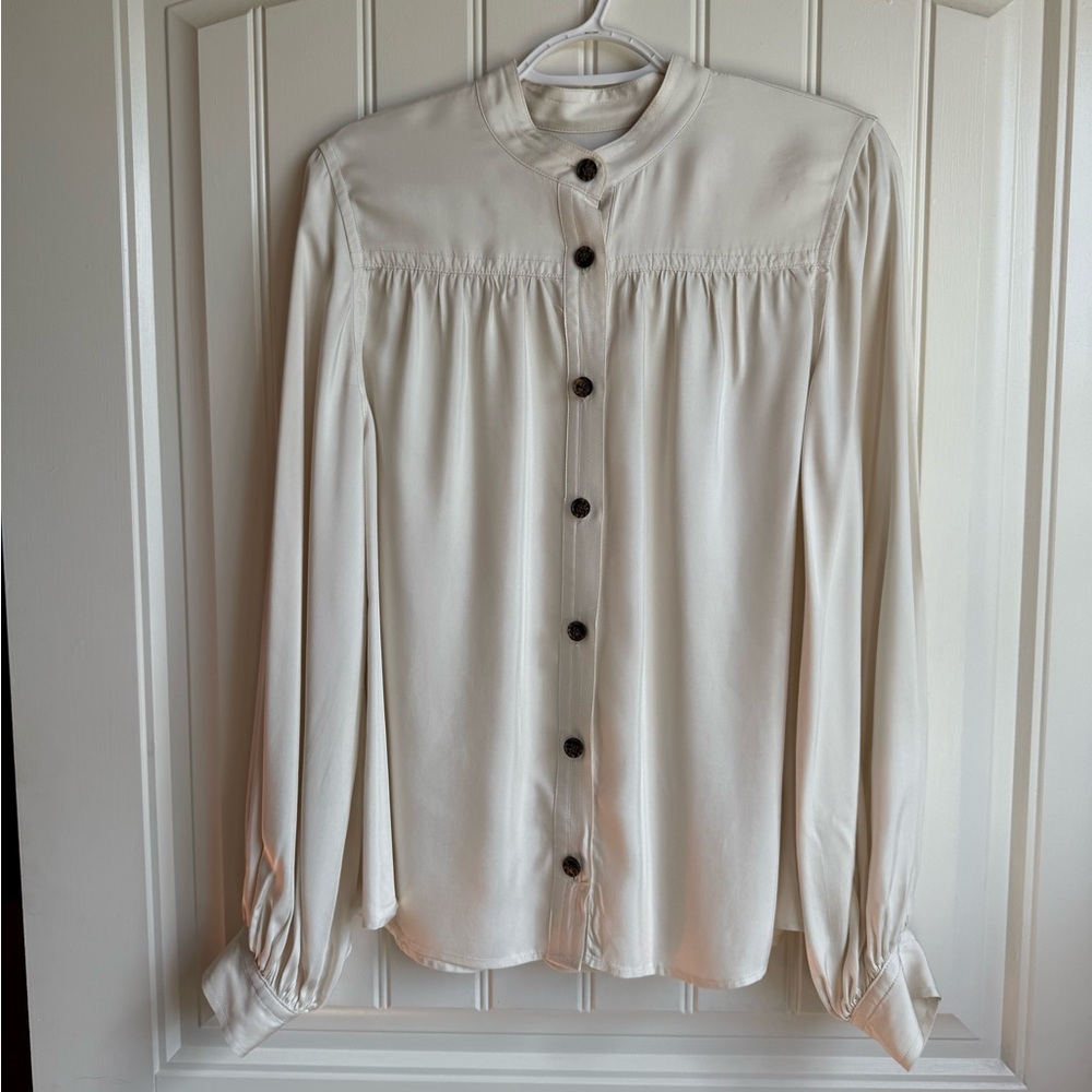 BANANA REPUBLIC
Elegant Cream Button-Up Blouse
Size: Small